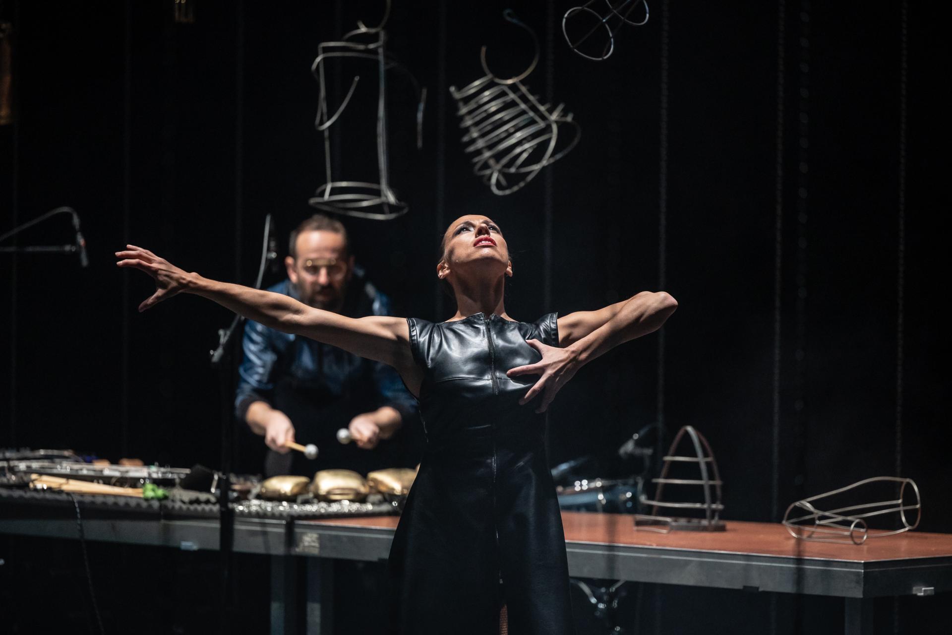 flamencodanseres op de voorgrond, op de achtergrond een mannelijk muzikant