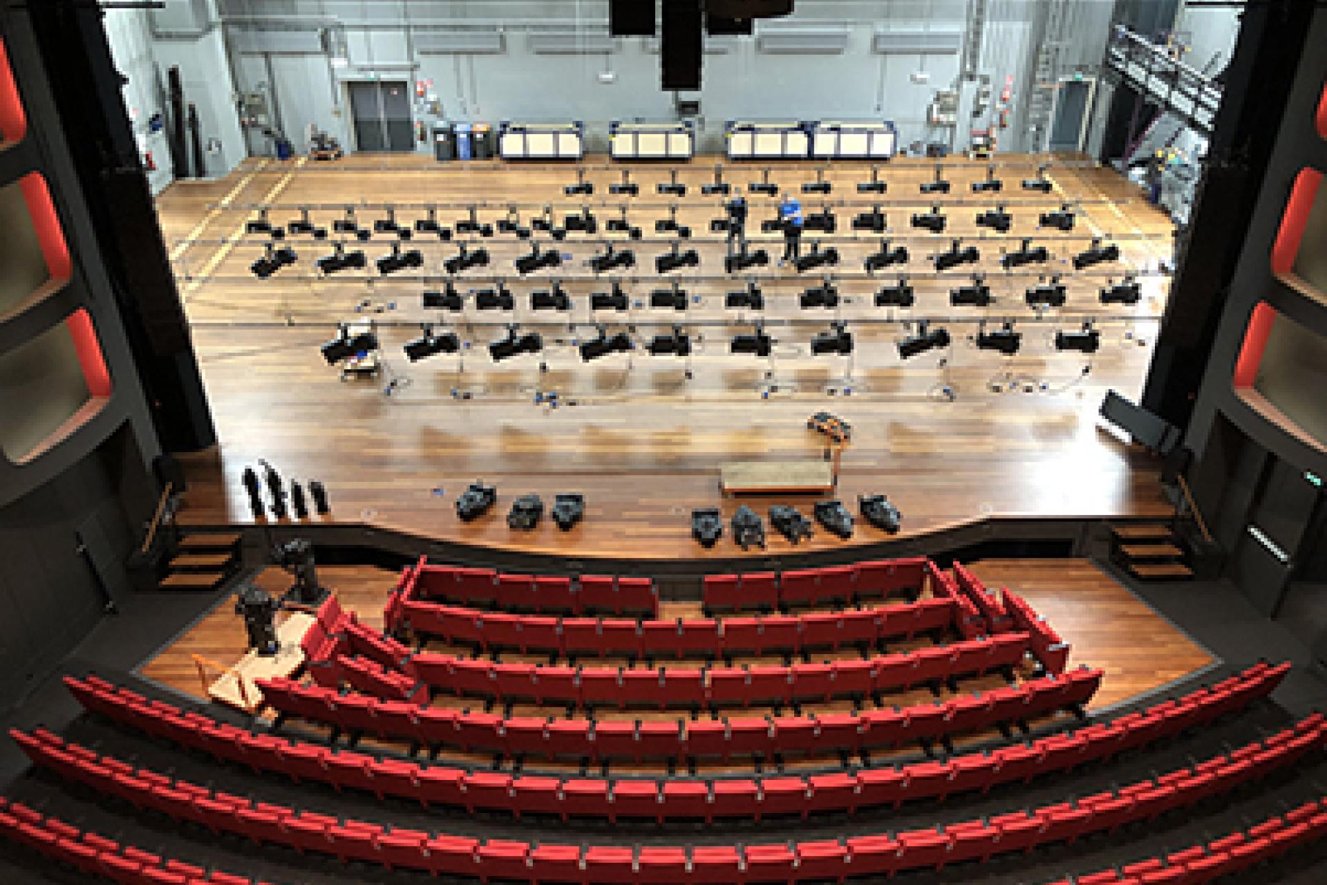 foto vanuit de tribune grote zaal op het toneel 