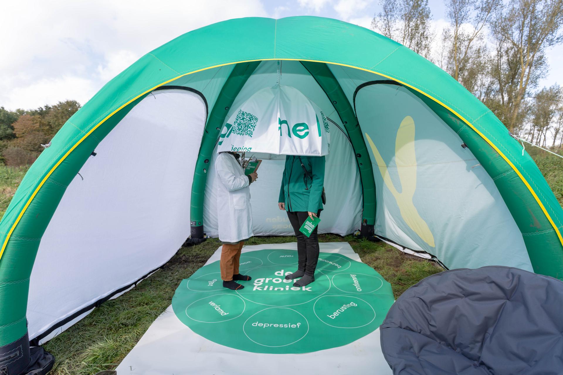 twee mensen in een tent