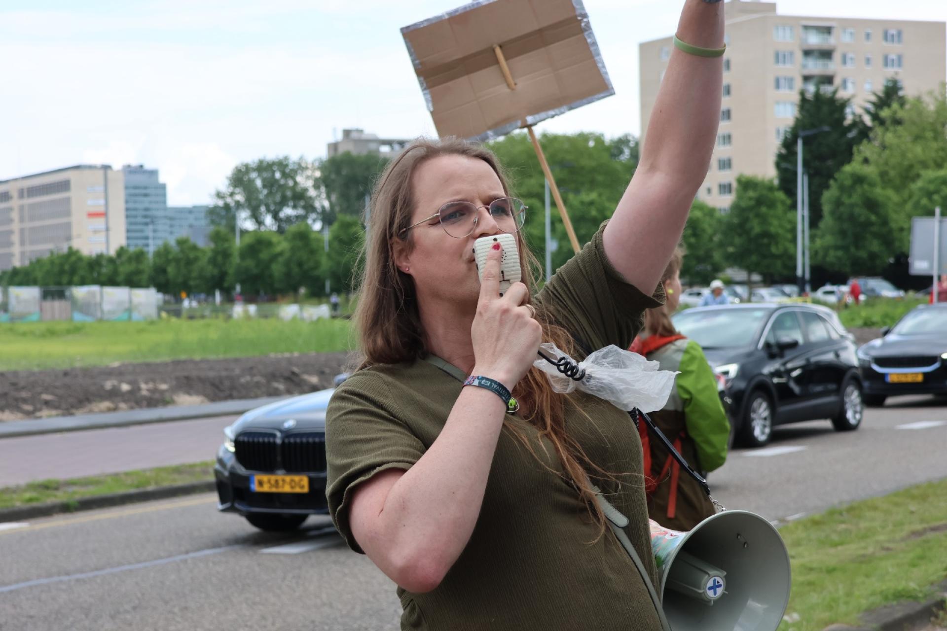 vrouw met megafoon